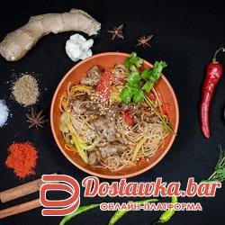 Стеклянная лапша с говядиной (корейская крахмальная лапша с овощами)