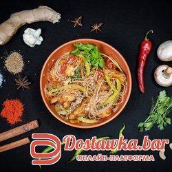 Стеклянная лапша с курицей (корейская крахмальная лапша с овощами)