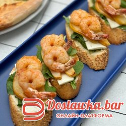 Брускетта с рукколой,карамелизированой грушей и креветкой