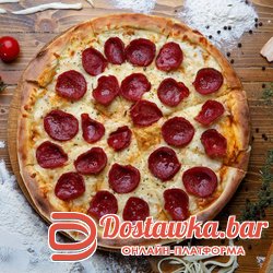 Пицца с колбасой