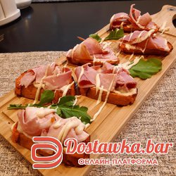 брускетта с беконом