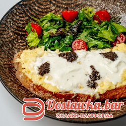 СКРЕМБЛ СО СТРАЧАТЕЛЛОЙ И ТРЮФЕЛЬНОЙ ПАСТОЙ